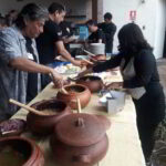 Sirviendose el Almuerzo Criollo